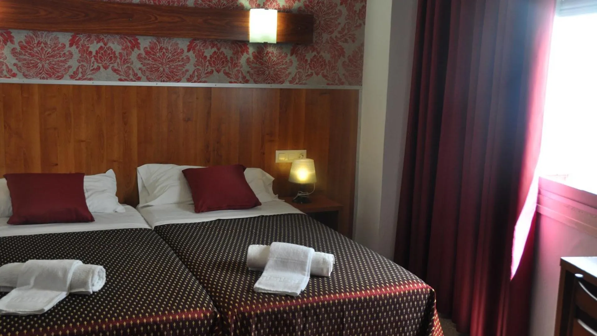 Hostal - Pension El Amigo contacts